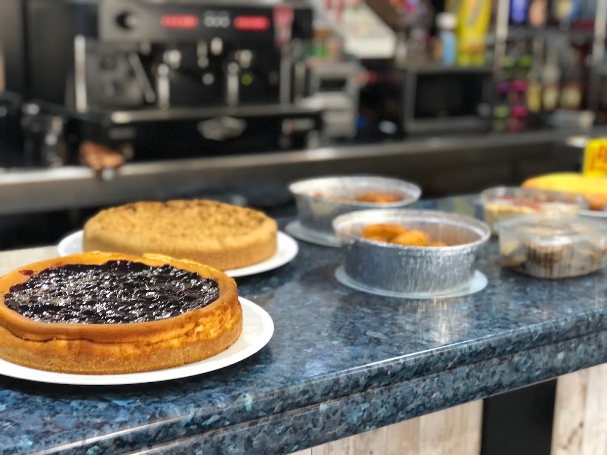 Variedad de postres caseros en el mostrador del restaurante